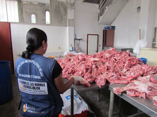 Municipio de Lima clausura local que almacenaba carne de cerdo en mal estado