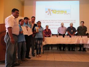 Indecopi entrega histórico primer certificado de registro de marca de café en el Vraem